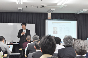 4��18���Z�~�i�[���i